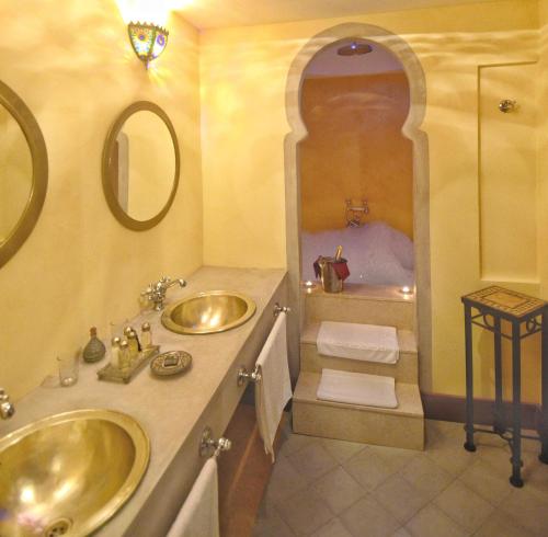 Suite con bañera de hidromasaje y cama grande del hotel Alcoba Del Rey De Sevilla Boutique. Foto 3