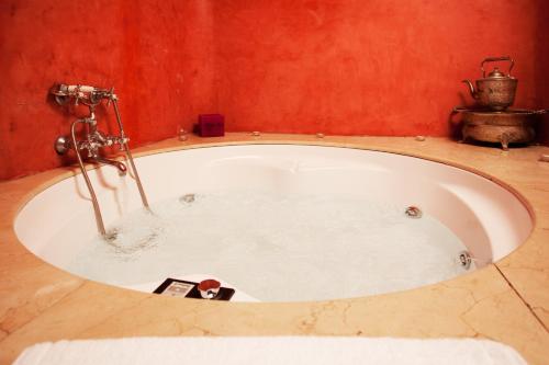 Suite con bañera de hidromasaje y cama grande del hotel Alcoba Del Rey De Sevilla Boutique. Foto 4