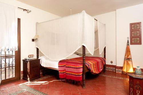 Suite con bañera de hidromasaje y cama grande del hotel Alcoba Del Rey De Sevilla Boutique. Foto 5