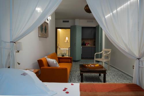 Suite con bañera de hidromasaje y cama grande del hotel Alcoba Del Rey De Sevilla Boutique. Foto 9