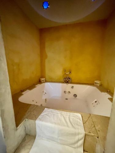 Suite con bañera de hidromasaje y cama grande del hotel Alcoba Del Rey De Sevilla Boutique. Foto 10