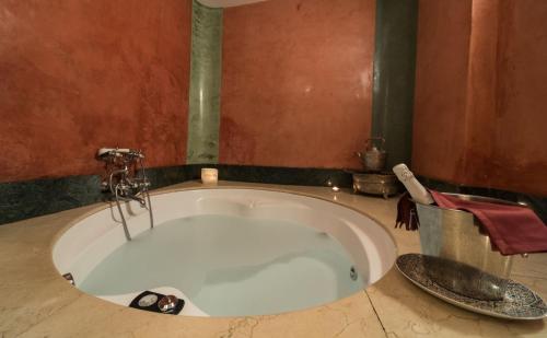 Suite con bañera de hidromasaje y cama grande del hotel Alcoba Del Rey De Sevilla Boutique. Foto 11