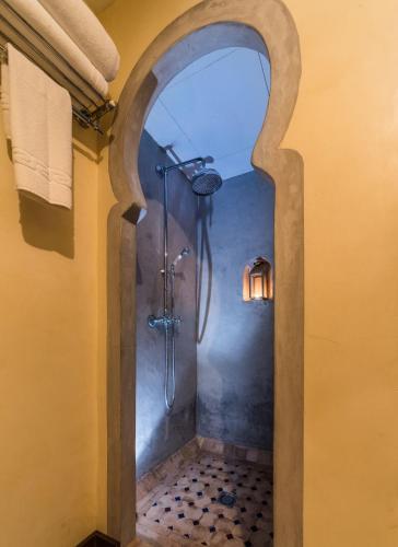 Suite con bañera de hidromasaje y cama grande del hotel Alcoba Del Rey De Sevilla Boutique. Foto 13