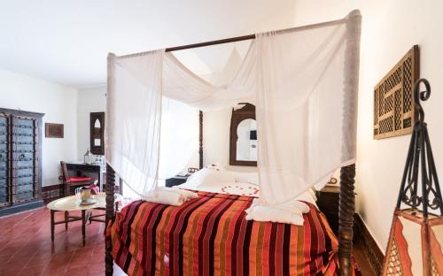 Suite con bañera de hidromasaje y cama grande del hotel Alcoba Del Rey De Sevilla Boutique. Foto 16