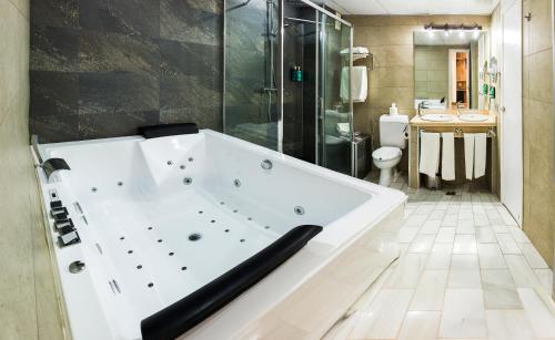 Suite Junior de 1 dormitorio del hotel Bellavista Sevilla. Foto 1