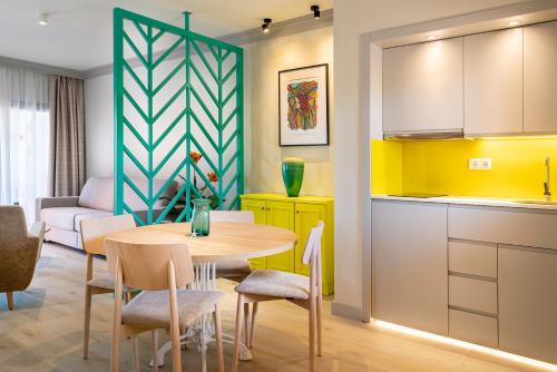 Apartamento Superior con terraza del hotel Villa Mandi Golf Resort. Foto 6