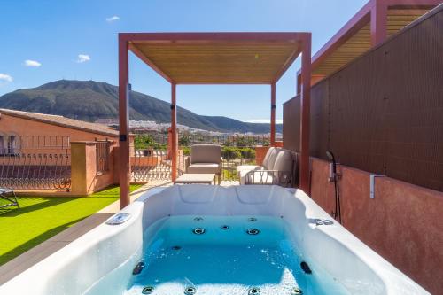 Suite con bañera de hidromasaje del hotel Villa Mandi Golf Resort. Foto 11