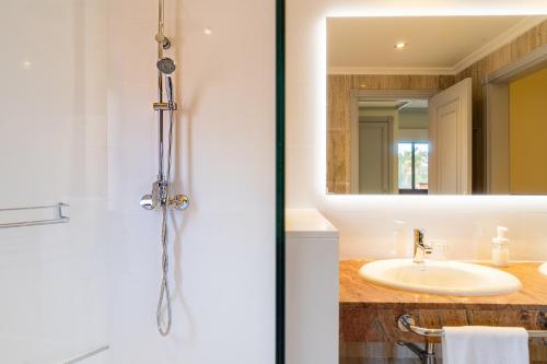 Suite con bañera de hidromasaje del hotel Villa Mandi Golf Resort. Foto 4