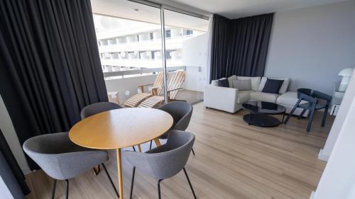 Suite Vista Piscina Balcón o Terraza Sofá Cama incluido 2 Camas individuales del hotel Coral Suites and Spa. Foto 1