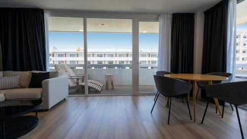 Suite Balcón o Terraza Vista ciudad Sofá Cama incluido 2 Camas individuales del hotel Coral Suites and Spa. Foto 1