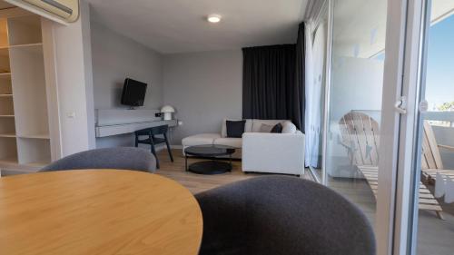 Suite Junior con vistas a la piscina (2 adultos) del hotel Coral Suites and Spa. Foto 5