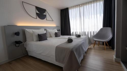 Suite con Vistas a la Piscina del hotel Coral Suites and Spa. Foto 4