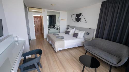 Suite Junior con vistas al mar del hotel Coral Suites and Spa. Foto 3