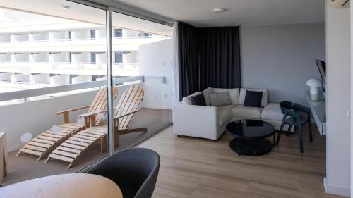 Suite con vistas a la piscina del hotel Coral Suites and Spa