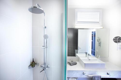 Suite con vistas a la piscina del hotel Coral Suites and Spa. Foto 3