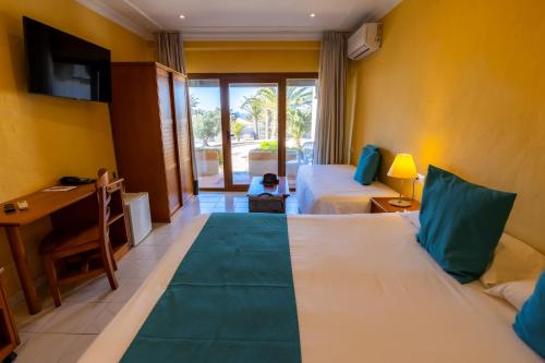 Habitación Triple del hotel Club Sunway Punta Prima. Foto 3
