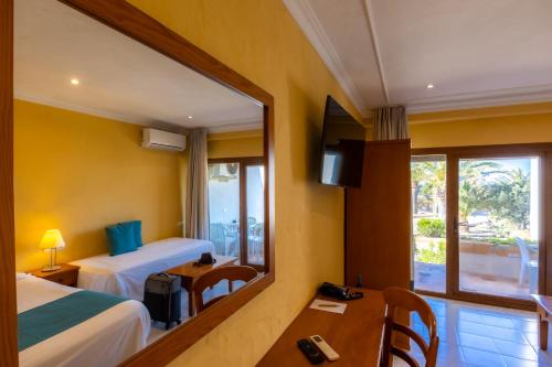 Habitación Triple del hotel Club Sunway Punta Prima. Foto 4