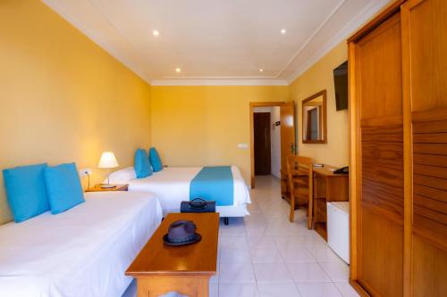 Habitación Triple del hotel Club Sunway Punta Prima. Foto 5