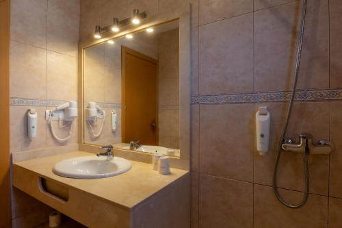 Habitación Triple del hotel Club Sunway Punta Prima. Foto 7
