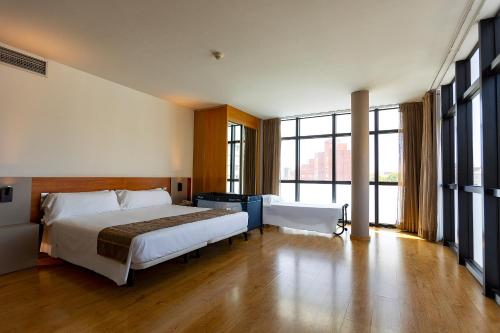 Habitación Triple del hotel Vértice Índalo Almería. Foto 4