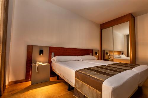 Habitación Triple del hotel Vértice Índalo Almería. Foto 1