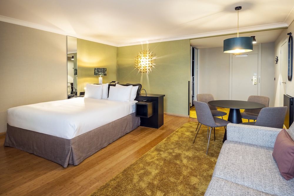 Habitación Premium, 1 cama de matrimonio grande con sofá cama del hotel Holiday Inn Airport Brussels. Foto 1