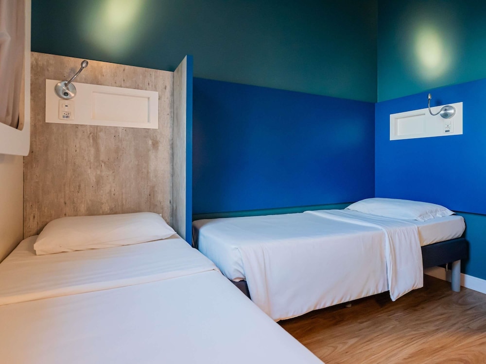 Apartamento triple con cama doble y cama individual empotrada del hotel Ibis Budget Santos Gonzaga. Foto 9