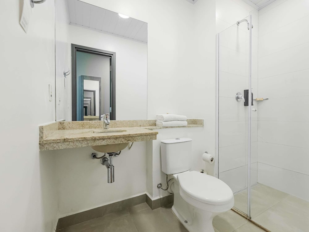 Apartamento triple con cama doble y cama individual empotrada del hotel Ibis Budget Santos Gonzaga. Foto 13