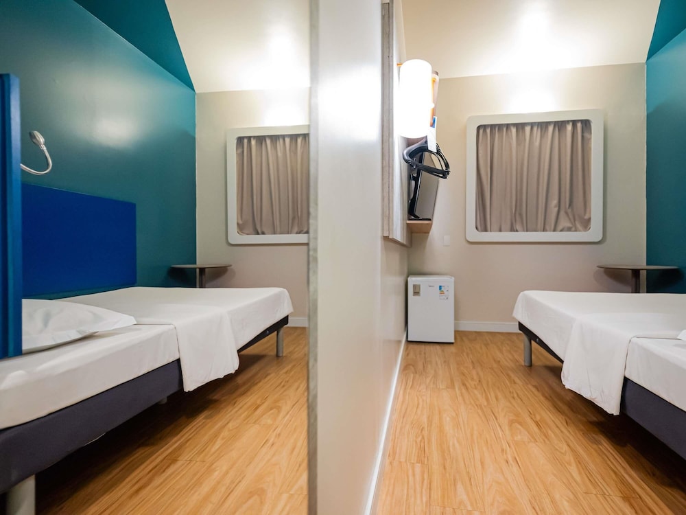 Apartamento con dos camas individuales del hotel Ibis Budget Santos Gonzaga. Foto 3