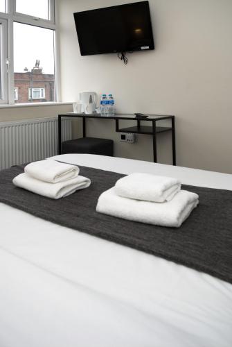 Habitación doble con baño privado del hotel Guest House London. Foto 1