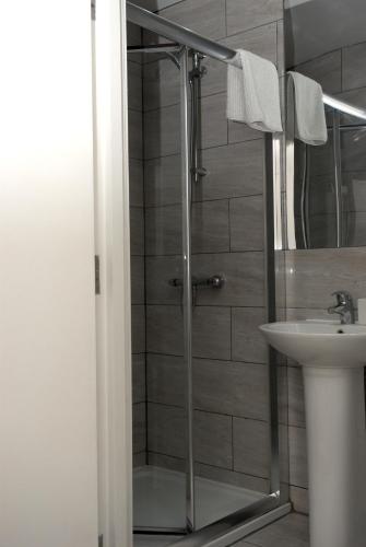 Habitación doble con baño privado del hotel Guest House London. Foto 4