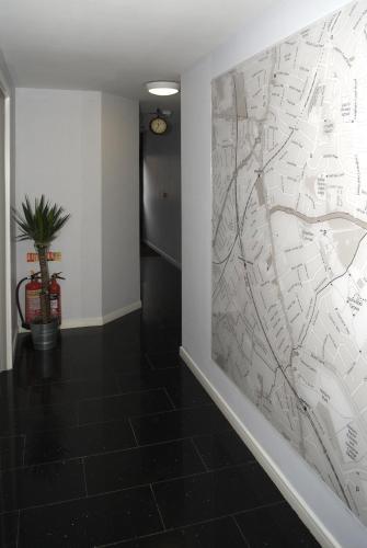 Habitación doble con baño privado del hotel Guest House London. Foto 5