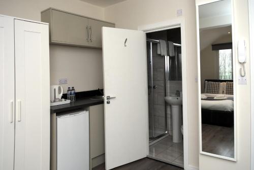 Suite con balcón y baño privado del hotel Guest House London. Foto 5