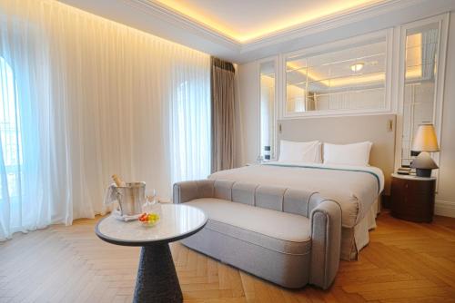 Habitación Executive con cama extragrande del hotel Sofia Balkan Palace. Foto 5