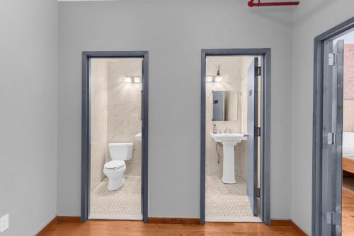 Habitación Doble Deluxe con baño compartido - No fumadores del hotel Morris Guest House. Foto 7