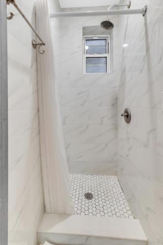 Habitación Doble Deluxe con baño compartido - No fumadores del hotel Morris Guest House. Foto 9