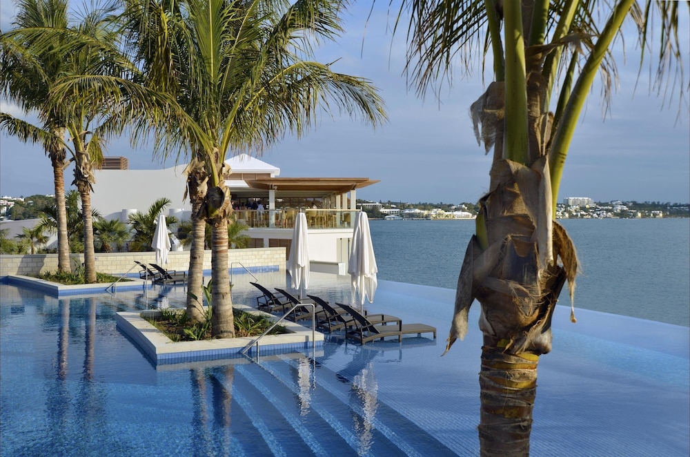 SIGNATURE HARBORVIEW King - Balcón grande, 375SF 34SM del hotel Hamilton Princess and Beach Club - A Fairmont Managed. Foto 7