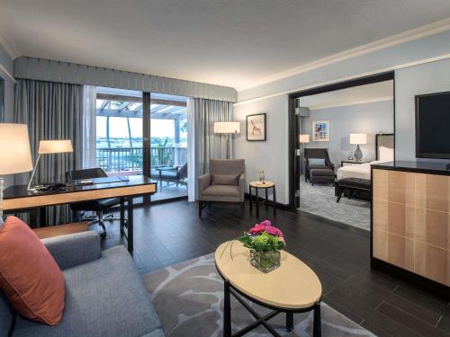 ONE BEDROOM HARBORVIEW SUITE 2 Dobles, Salón independiente, 600SF 55SM del hotel Hamilton Princess and Beach Club - A Fairmont Managed. Foto 1