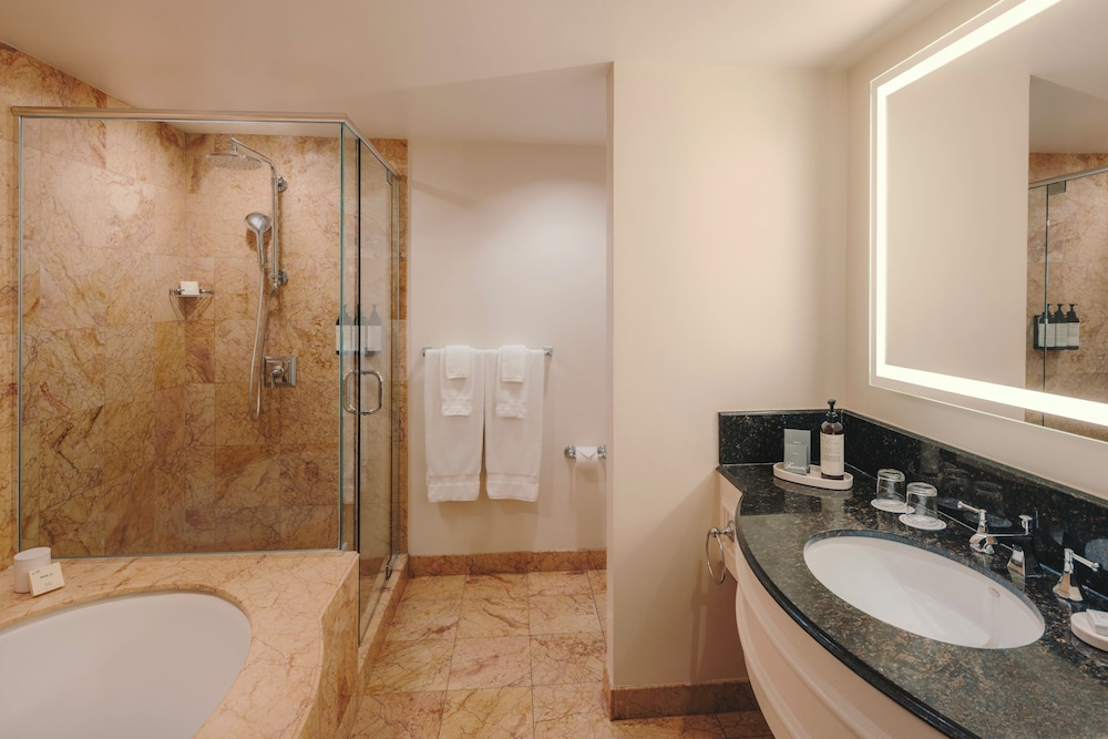FAIRMONT GOLD HARBORVIEW SUITE 2 Dobles, Balcón amplio, Acceso al Salón Gold 725SF 67SM del hotel Hamilton Princess and Beach Club - A Fairmont Managed. Foto 8