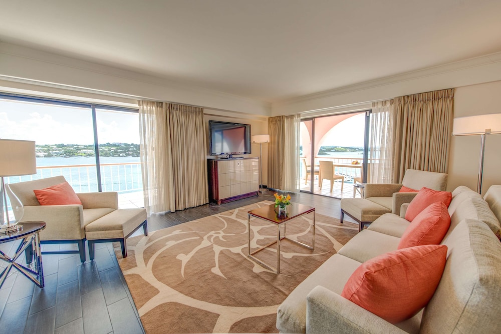 PENTHOUSE King, Vistas panorámicas al puerto, Balcón envolvente, 810SF 75SM del hotel Hamilton Princess and Beach Club - A Fairmont Managed. Foto 2