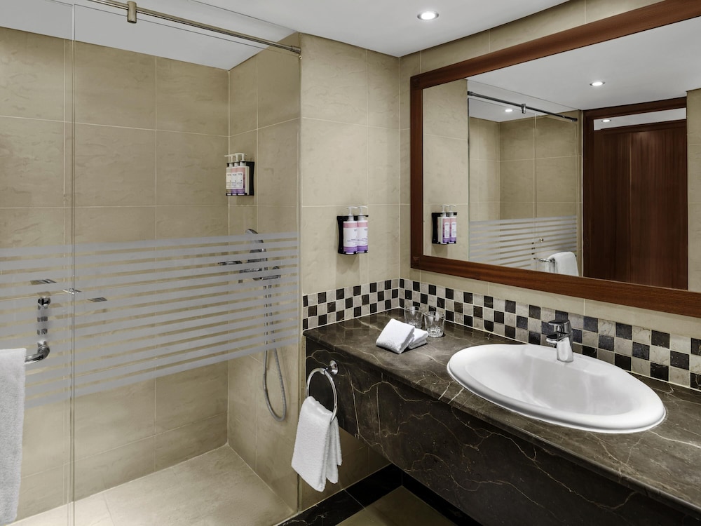 Habitación clásica, 1 cama de matrimonio grande del hotel Mövenpick Karachi. Foto 1