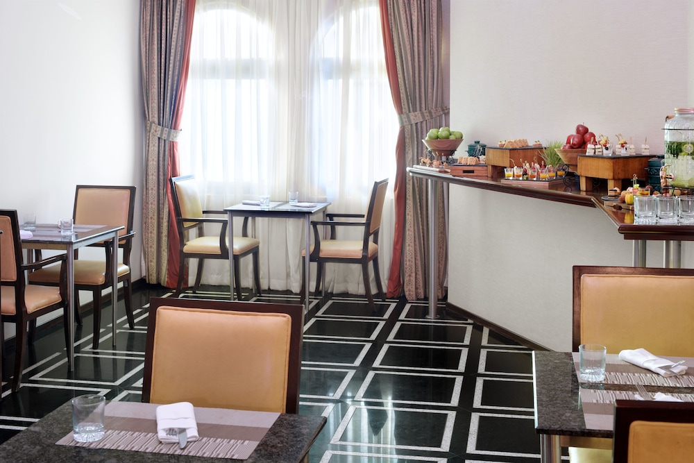 Habitación ejecutiva con 2 camas individuales, 1 cama individual del hotel Mövenpick Karachi. Foto 6