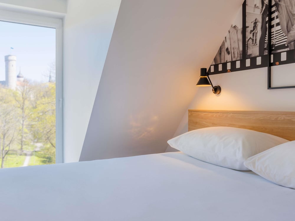 Habitación Standard de nuevo diseño con 1 cama queen size del hotel ibis Styles Tallinn. Foto 4