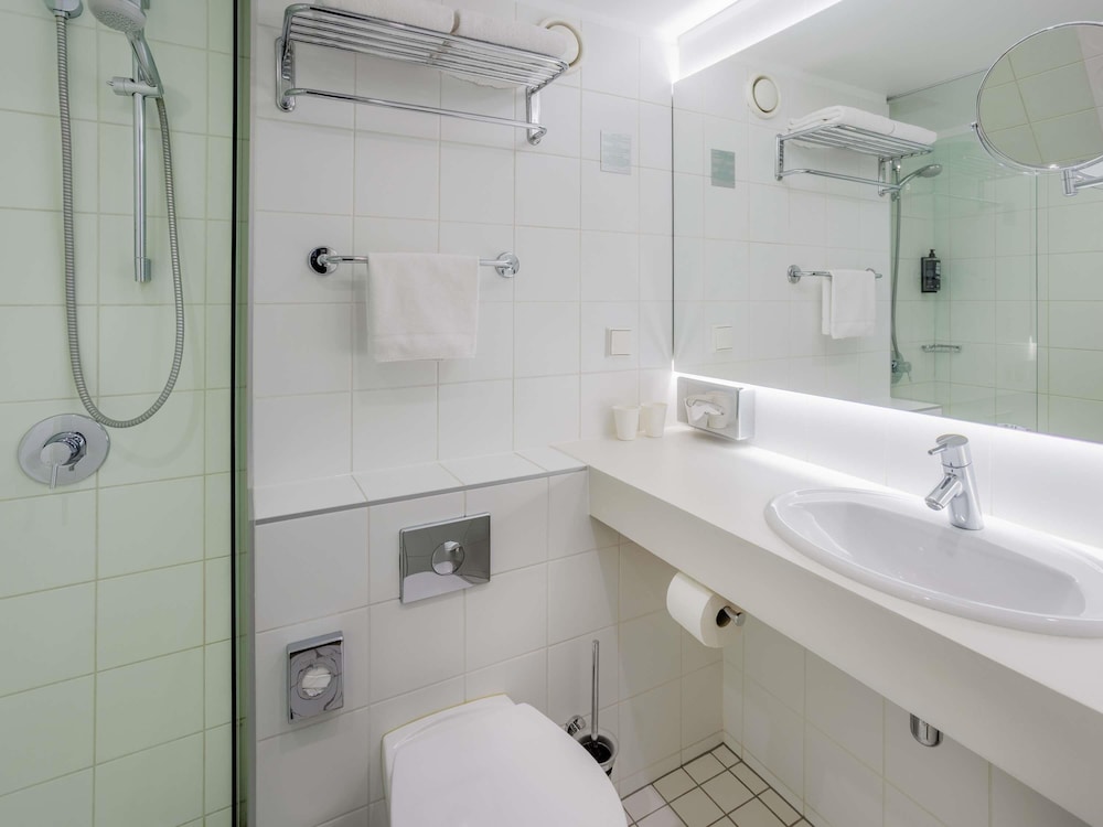 Habitación Standard de nuevo diseño con 1 cama queen size del hotel ibis Styles Tallinn. Foto 5