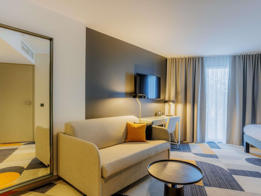 Habitación Premium de nuevo diseño con 1 cama doble y sofá cama del hotel ibis Styles Tallinn. Foto 3