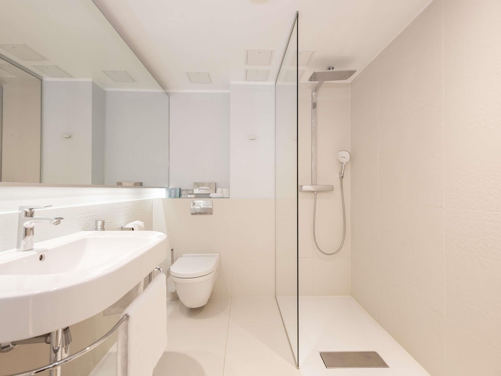 Habitación Premium de nuevo diseño con 1 cama doble y sofá cama del hotel ibis Styles Tallinn. Foto 5