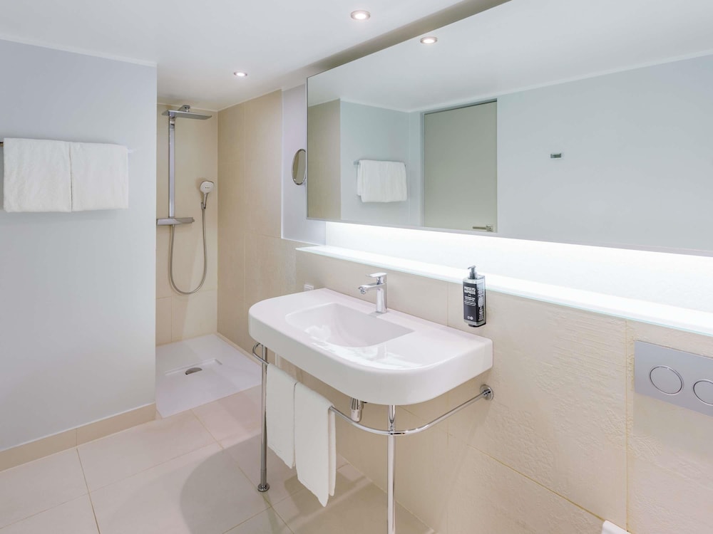Habitación Premium de nuevo diseño con 1 cama doble, sofá cama y sauna en la habitación del hotel ibis Styles Tallinn. Foto 3