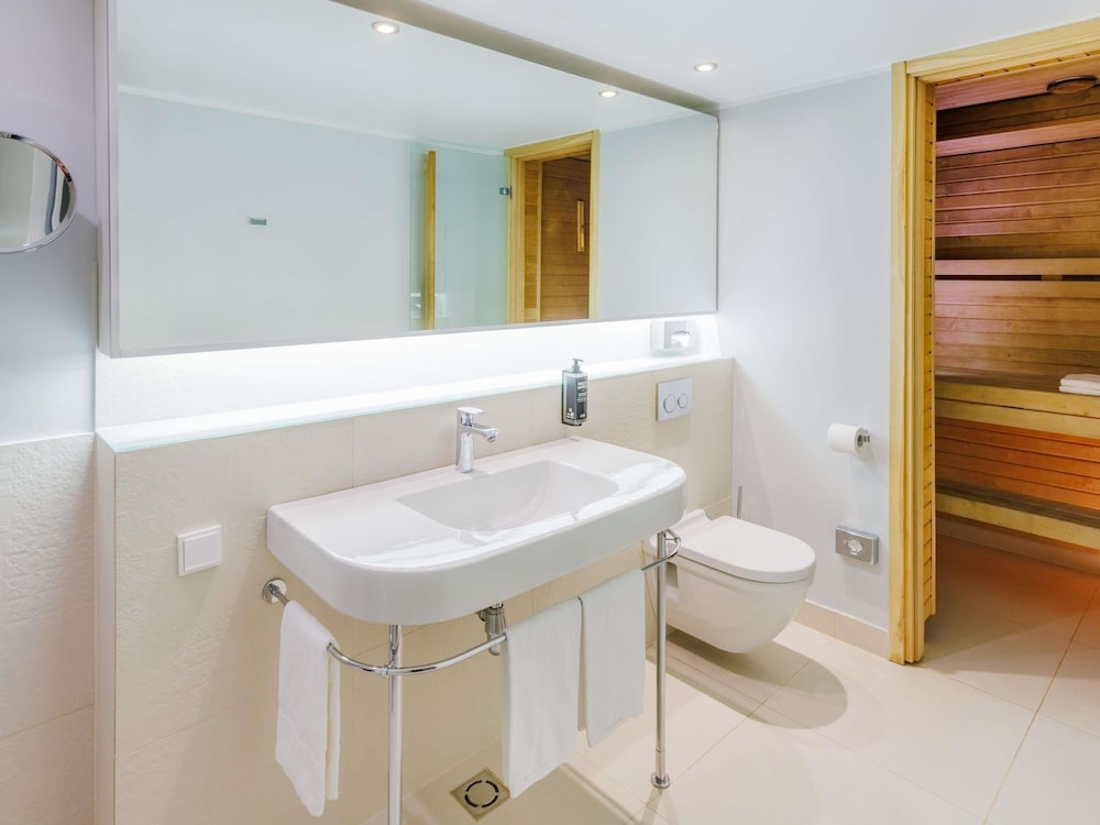 Habitación Premium de nuevo diseño con 1 cama doble, sofá cama y sauna en la habitación del hotel ibis Styles Tallinn. Foto 4