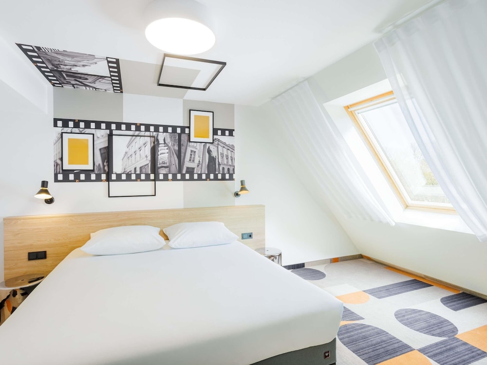 Habitación Premium de nuevo diseño con 2 habitaciones, 1 cama doble y 1 sofá cama del hotel ibis Styles Tallinn. Foto 5