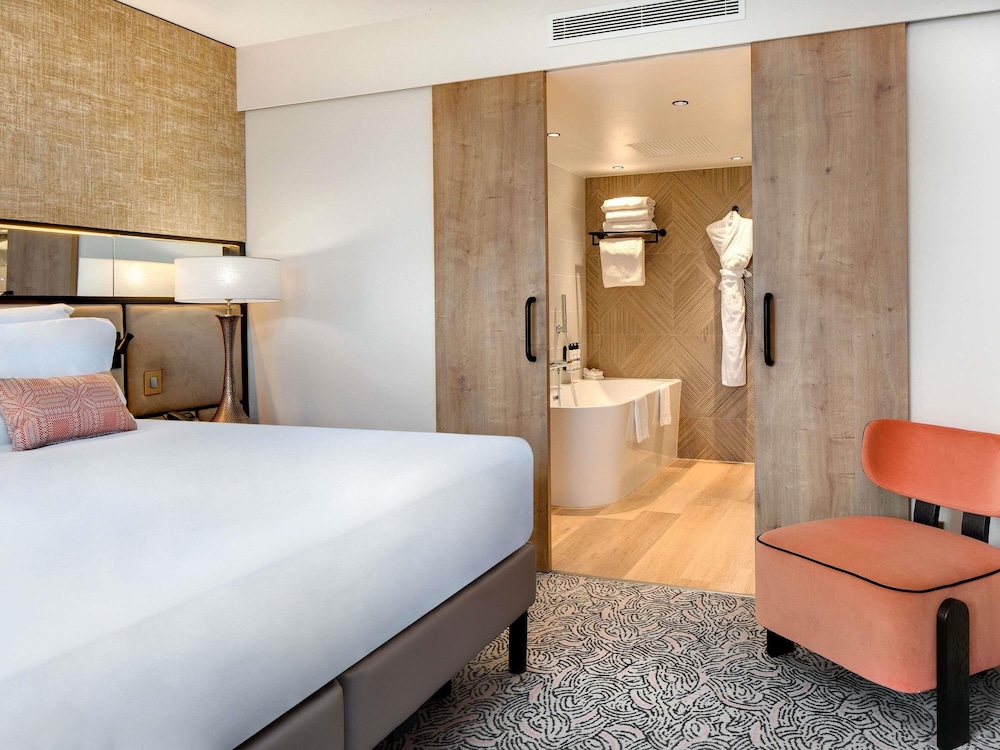 Suite Deluxe con cama king size y sofá cama del hotel Pullman La Pléiade Montpellier Centre. Foto 4